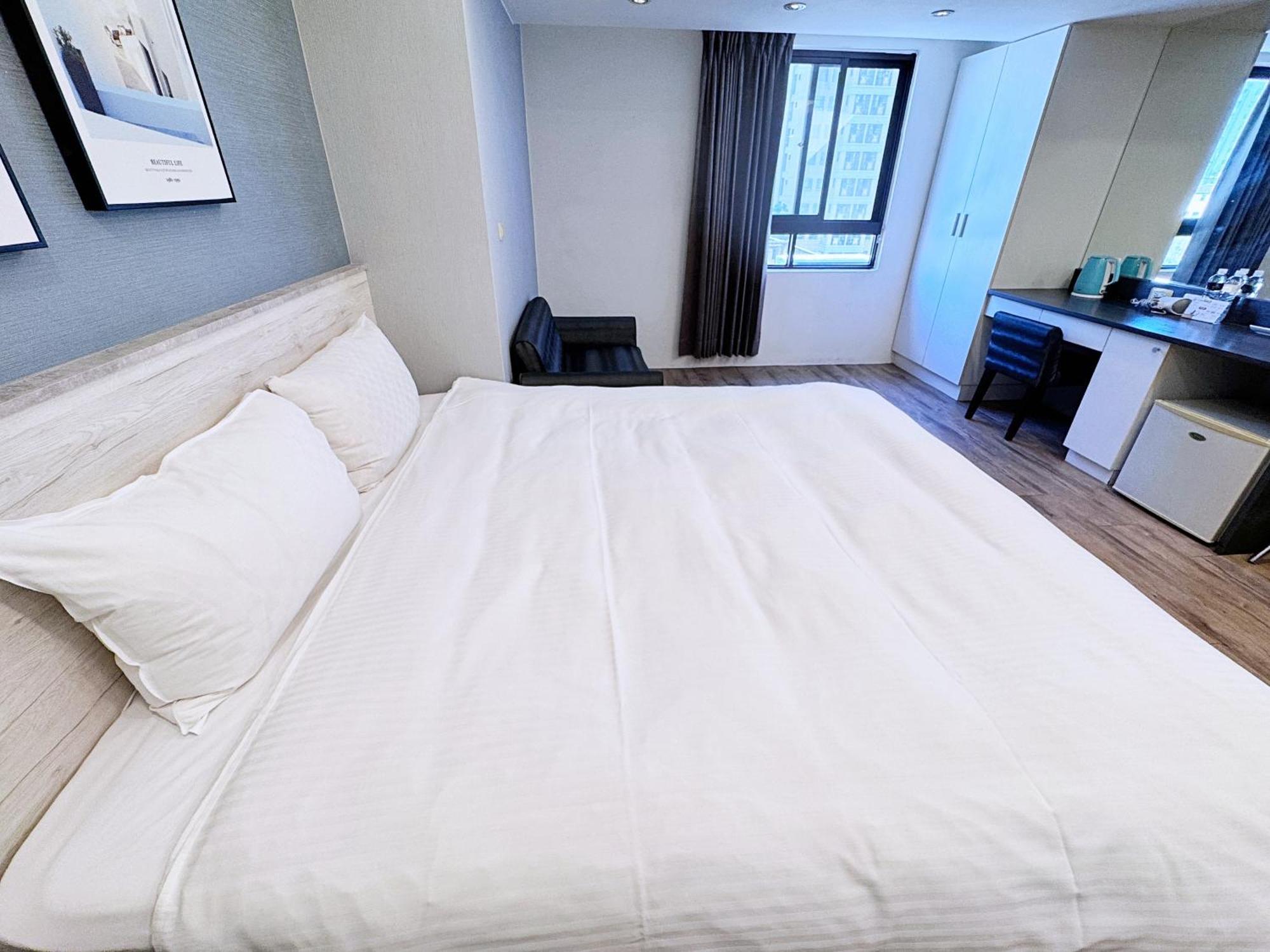 Bonjour Hotel Taichung Dış mekan fotoğraf